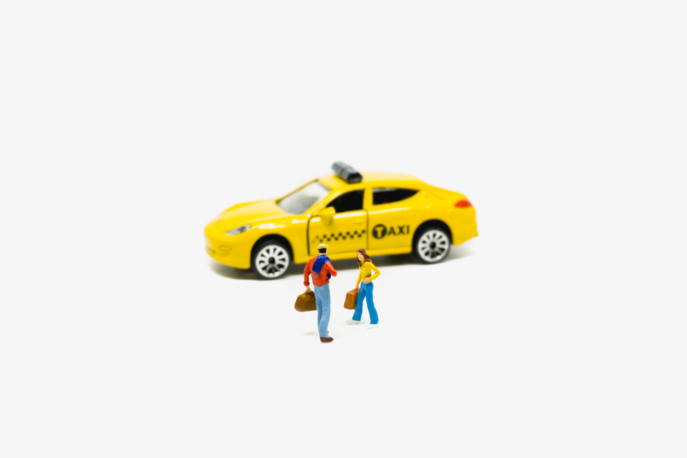 Miniature,People,Lover,Waiting,Taxi,Isolated,On,White,Background
